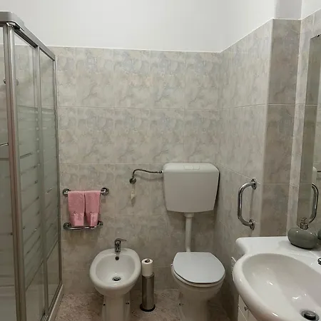 Comfy Old Style 2 Bedrooms - Close Aeroporto Lägenhet *